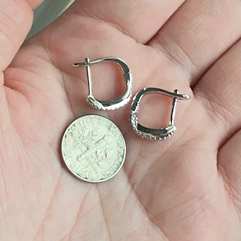 New 925 Silver Dainty Adorable Twisted Earrings - Picture 2 of 2